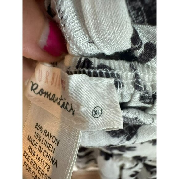 Urban Romantics Women's Sleeveless Blouse Size XL Floral Black White Linen - Picture 10 of 11